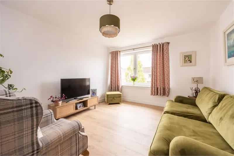 2 Bed Flat Upper Villa with Private Garden and Driveway