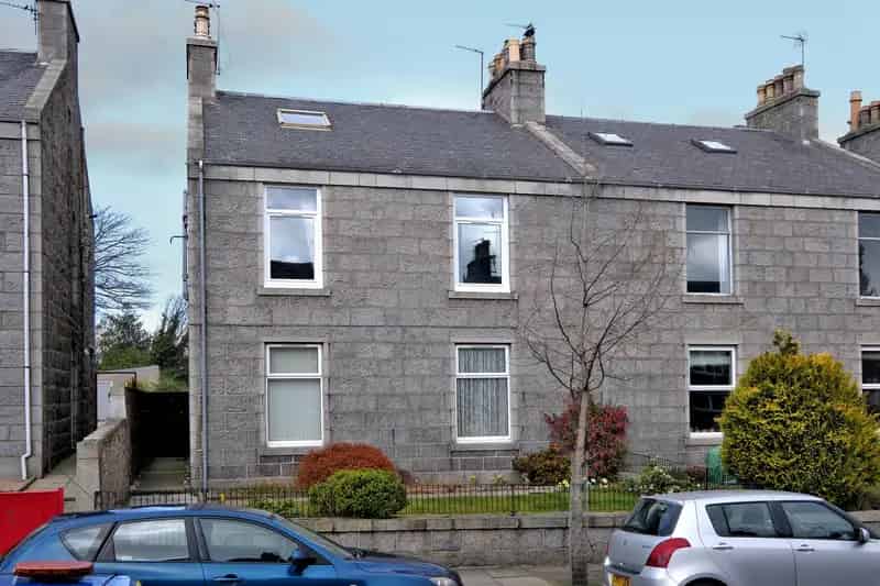 Spacious Double Upper Flat with Private Parking - West End Aberdeen