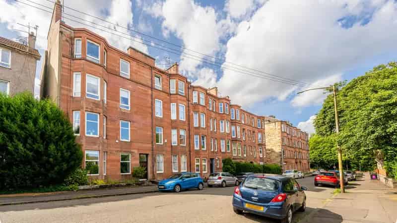 Shawlands 2-Bedroom Tenement Apartment Near Rail Station