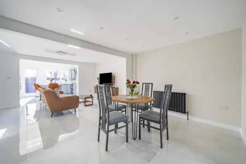 3 Bedroom House  New Extension  1041 sq ft  Chain Free