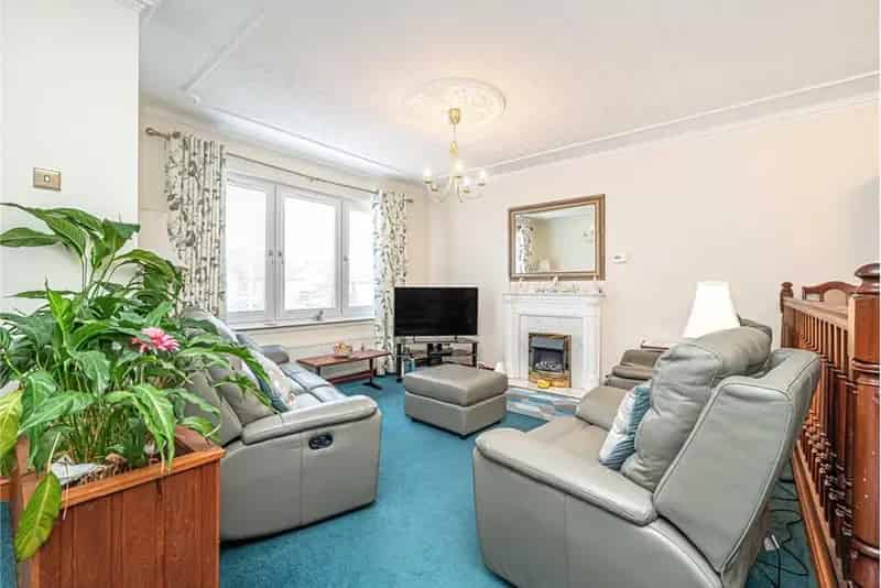 3 Bed Detached Bungalow Near Queen Margaret Station