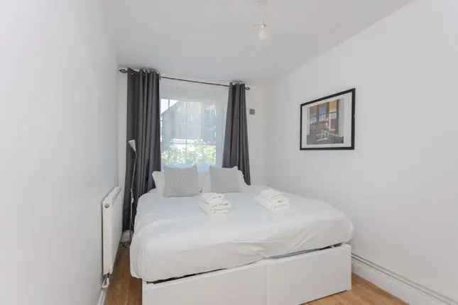 Flat to rent in Long Lane, London SE1.