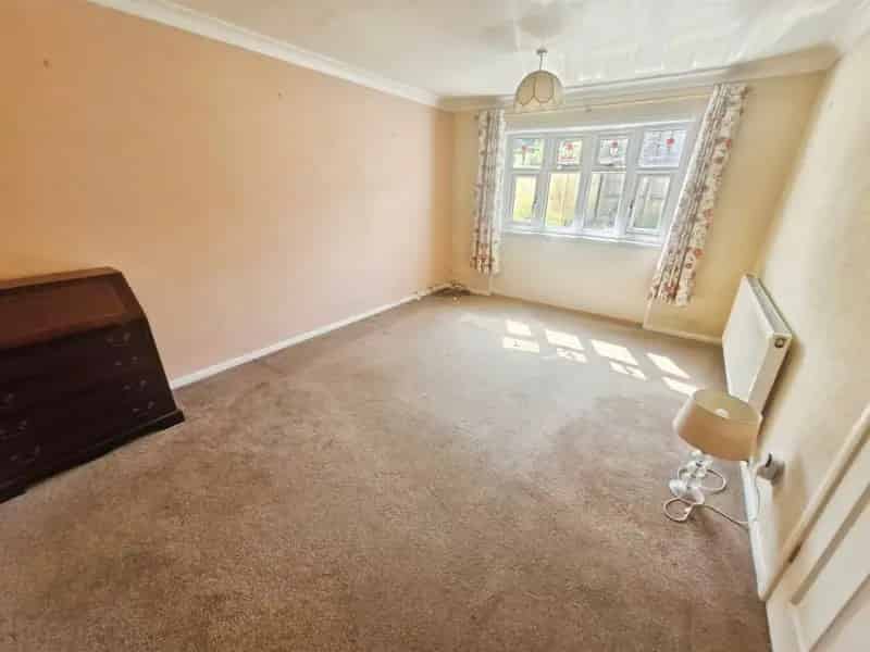 3 Bedroom End-Terraced House Near Amenities and Schools
