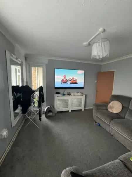 2 Bed Flat with Large Balcony - New Heating System
