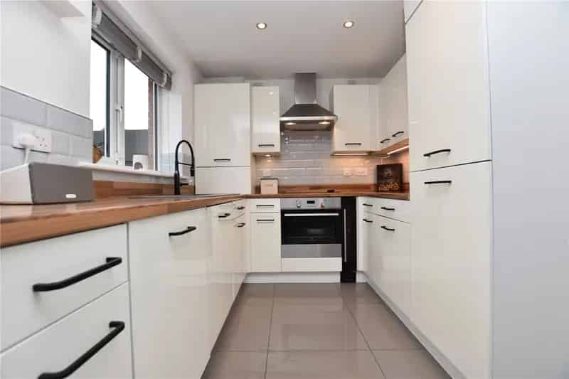 3 Bed Semi-Detached House with Garage and Garden