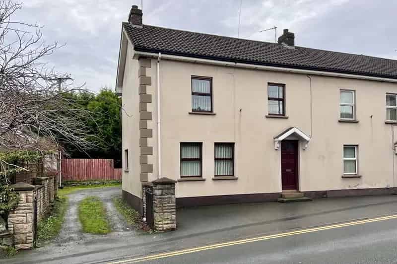 Spacious 3 Bedroom End Terrace House with Garage and Garden