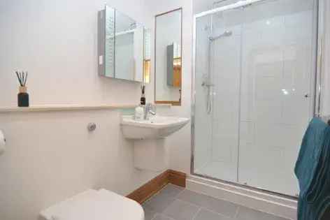Modern Studio Flat Richmond Central Train Station