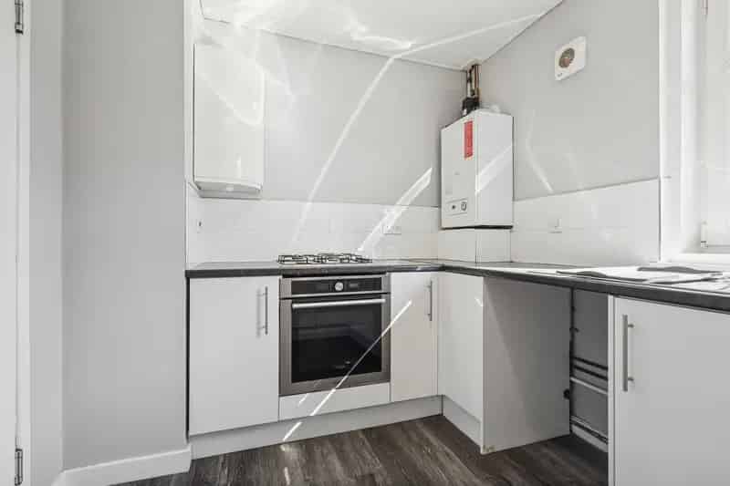 Spacious 2-Bedroom Top Floor Flat near Stirling