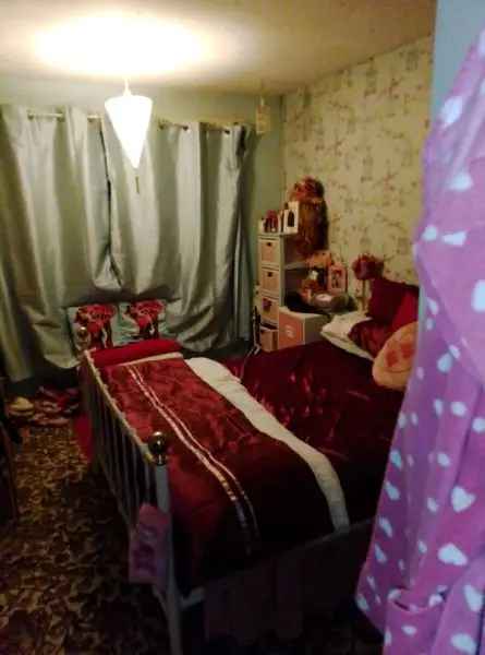 Spacious Flat near Park and Shops, Pet-Friendly