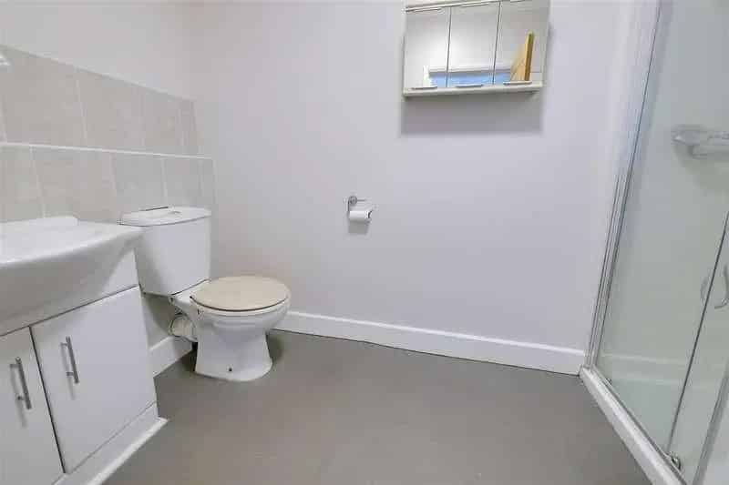 3 Bed Flat for Sale Worthing - Spacious Top Floor Apartment