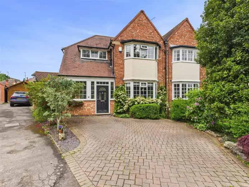 3 bedroom semi-detached house for sale