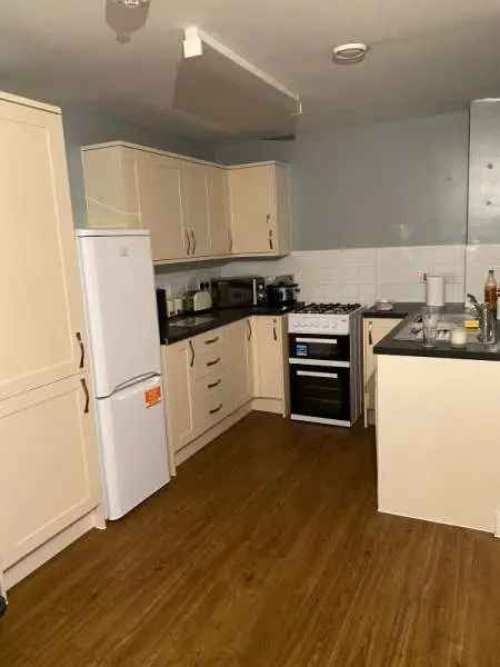 Flat For Rent in Crawley, England