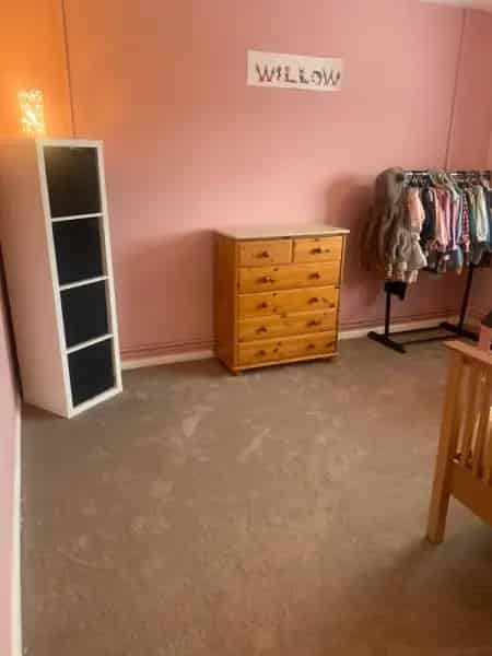 Large 2-Bedroom Flat Near Shops and Train Station
