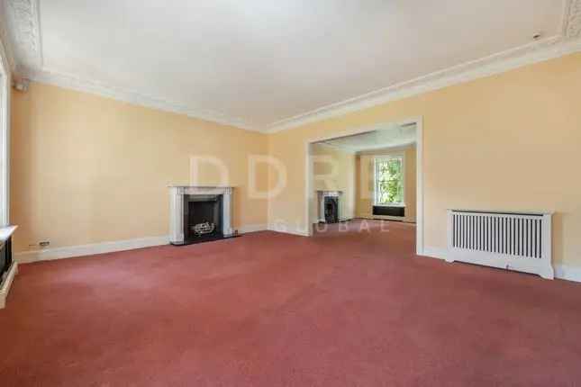 Flat for sale in Warwick Avenue, London W9