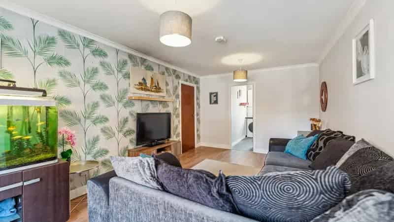 Two Bedroom Flat in Glasgow Near Victoria Park