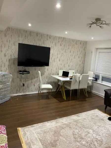 Flat For Rent in Southend-on-Sea, England