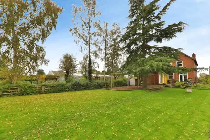 5 Bedroom Victorian House with Workshops For Sale