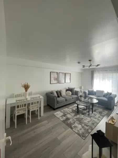 1 Bedroom Flat 1st Floor Large Living Room Wet Room Lift Car Park Garden