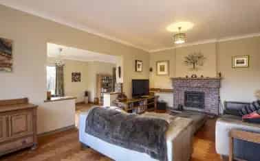 6-Bedroom Country House with One-Acre Plot and Versatile Accommodation