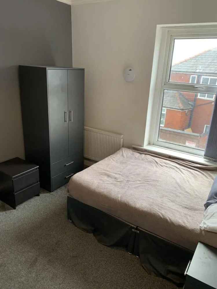4 Bedroom House Bolton - Two Rooms Available