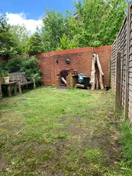 Two Bedroom Maisonette Near Schools and Train Station