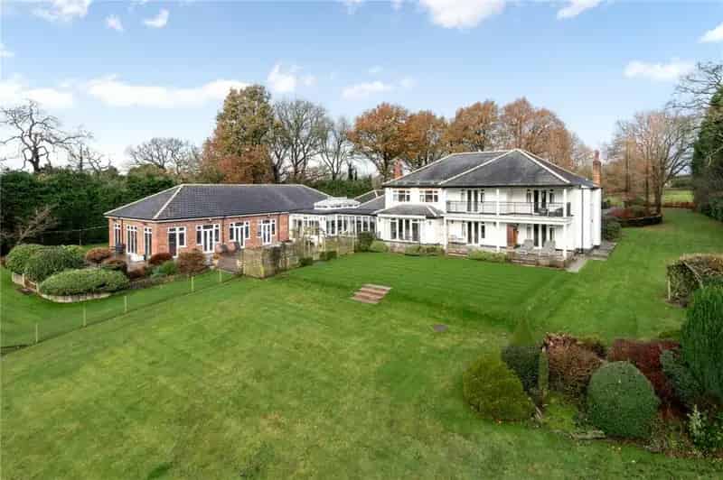 6778 sq ft 5 Bedroom County House with Leisure Suite and 3 Acres