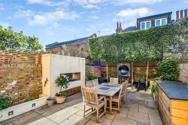 Contemporary House for Sale in Barmouth Road SW18