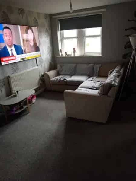Good Neighbours 2 Bedroom Flat Large Living Room