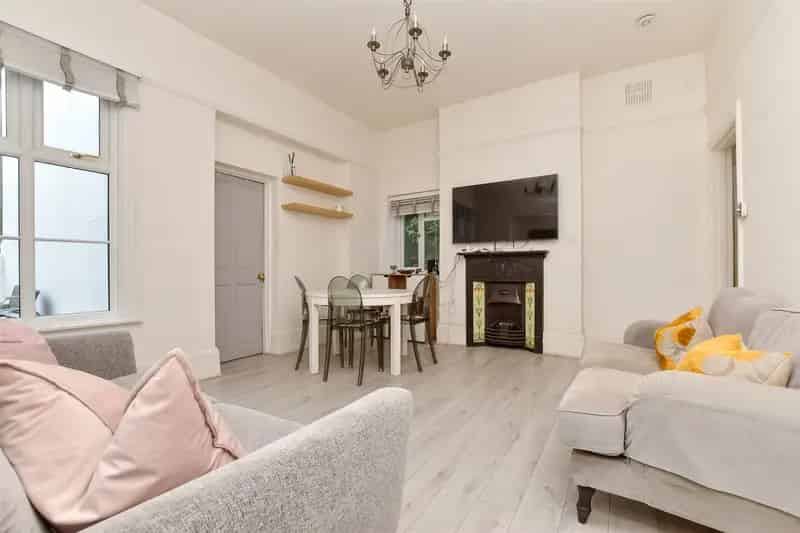2 Bedroom Maisonette for Sale by Modern Auction
