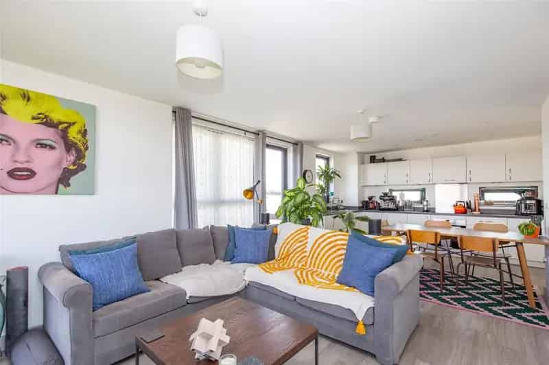 2 Bedroom Penthouse Apartment to Rent in Bristol