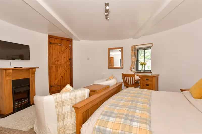 2 Bedroom Oast House Conversion Near Faversham Station