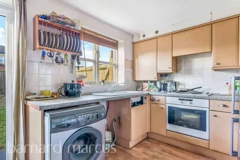 3 Bed Semi-Detached House Feltham Family Home Off Street Parking