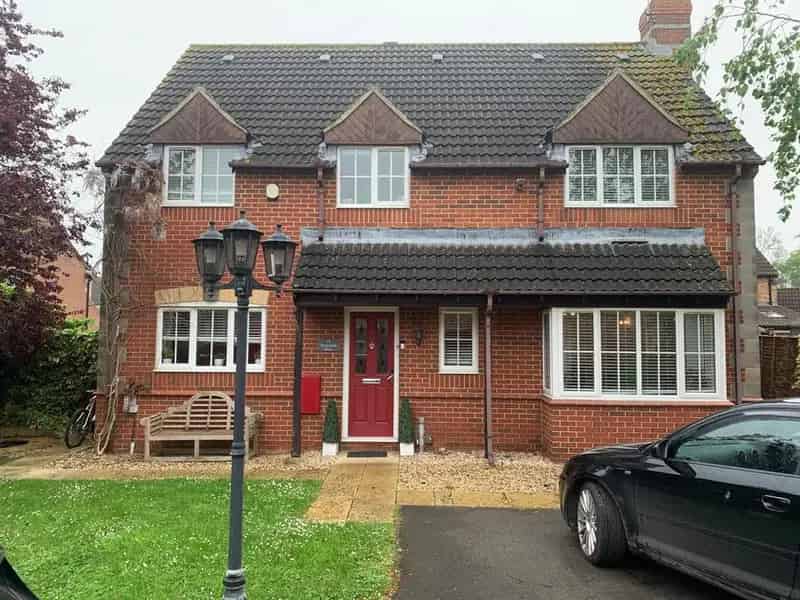 6 Bedroom Detached House to Rent Canal Side Private Drive