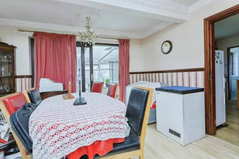 5 Bedroom Detached Bungalow with Garden and Garage