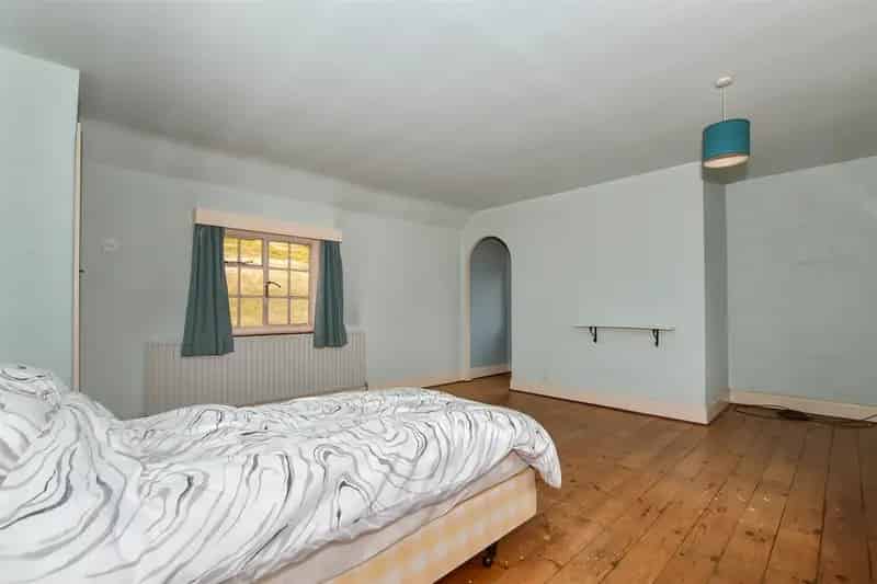 2 Bedroom Detached House For Sale - Full Makeover Opportunity