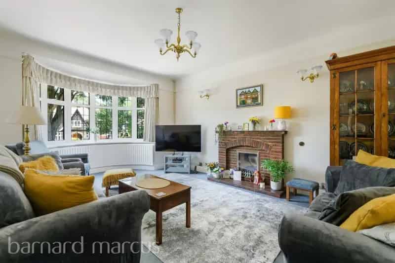 Spacious Detached House Epsom Ewell Downs Road Family Home