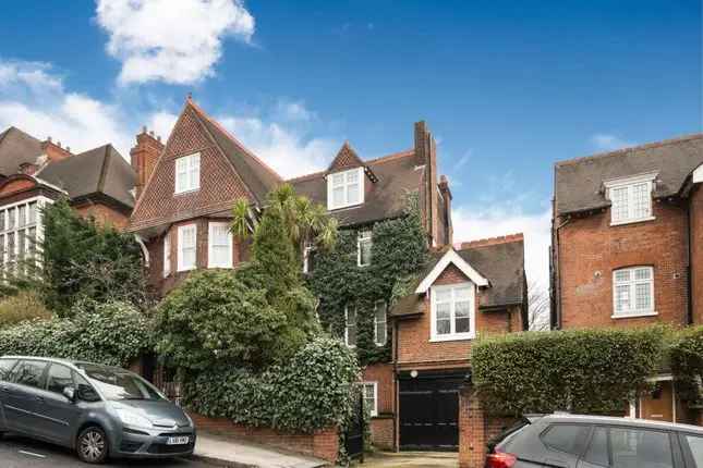 Detached House for Sale in Hampstead NW3