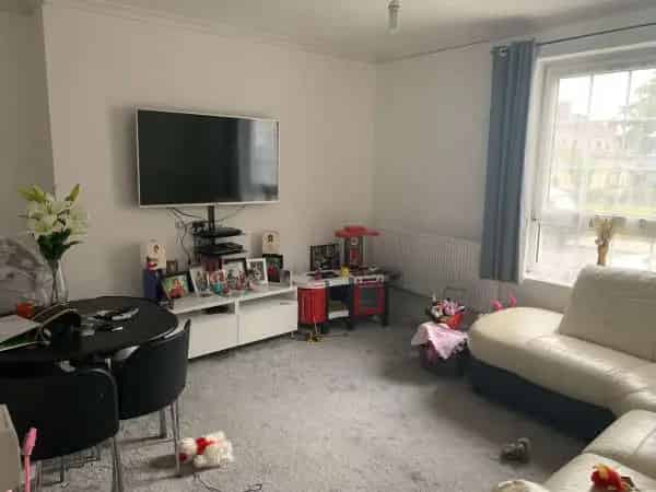 2 Double Bedroom House with Free Parking and Great Transport Links