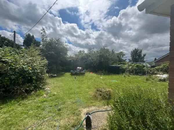 Beautiful Bungalow with Large Garden and Roadside Parking