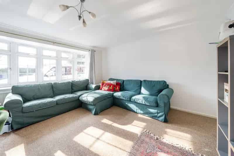Two Double Bedroom Ground Floor Apartment Maidenhead Ample Parking Garage Long Lease
