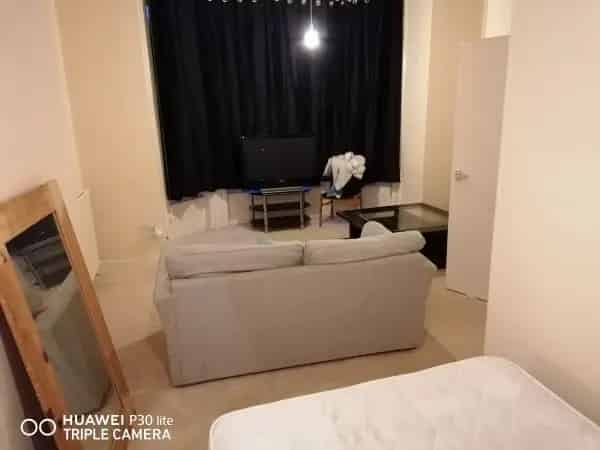 Large Studio Flat Swap Surbiton Surrey