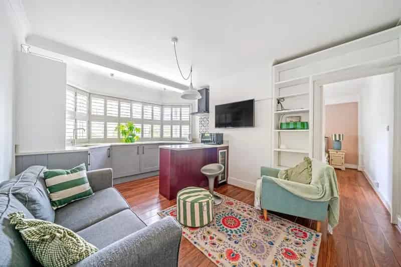 2-Bedroom Ground Floor Flat Refurbished Chain Free