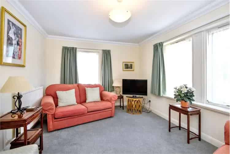 2 Bed Flat St Andrews - First Floor Apartment with Parking