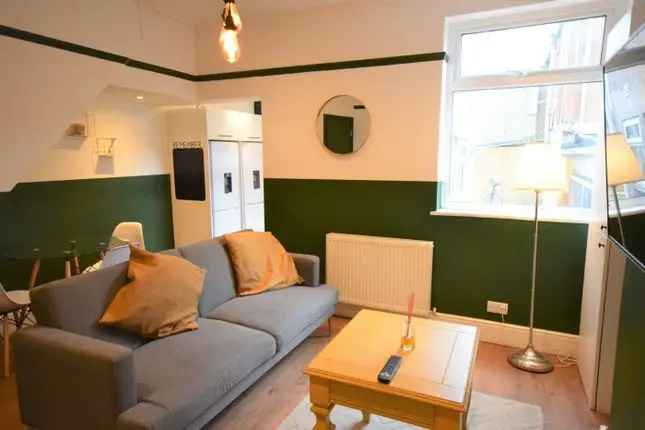 Spacious 6-Bedroom House for Students Near Bristol University