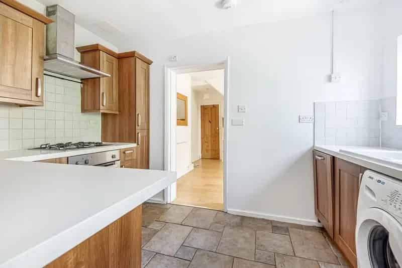 One Bedroom Flat Near Amenities with Private Garden