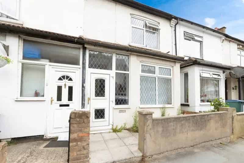 Victorian Mid Terrace House Watford Spacious Family Home Three Bedrooms Garden
