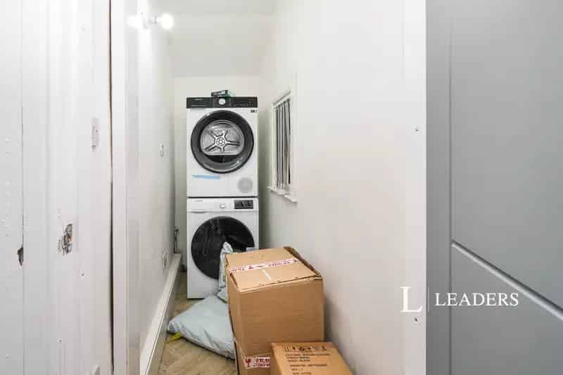 6-Bedroom HMO L9 - Modern En-Suites & Private Kitchenettes