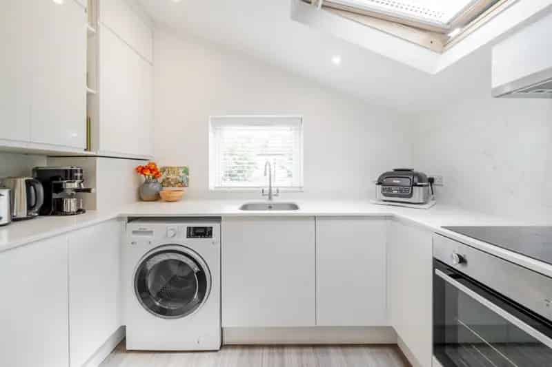 Modern 2-Bedroom Flat near West Ealing Station - Share of Freehold