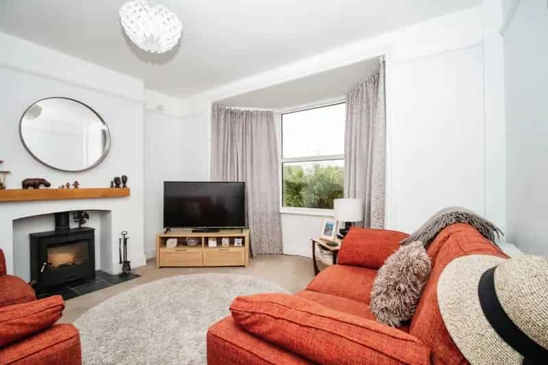 Two Double Bedroom Semi Detached House with Sea Views