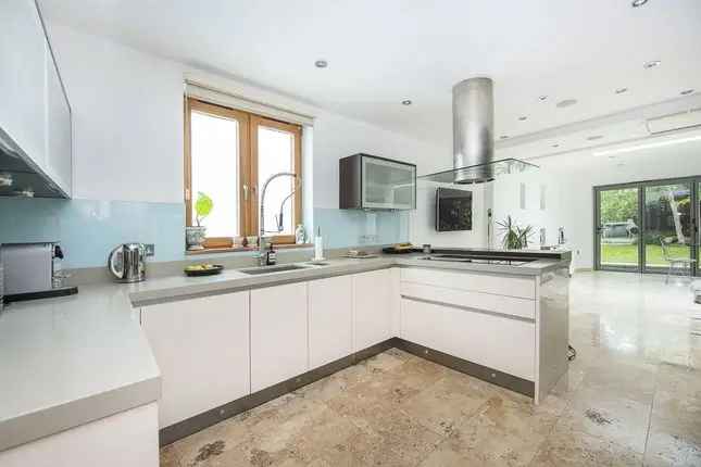 Luxury Detached House for Rent in London